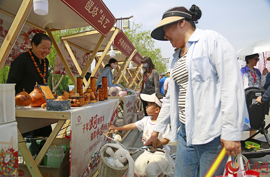 2025年“文化和自然遺產日”天津市非遺主場活動暨第六屆“運河記憶”非物質文化遺產宣傳展示活動現場。人民網記者 崔新耀攝