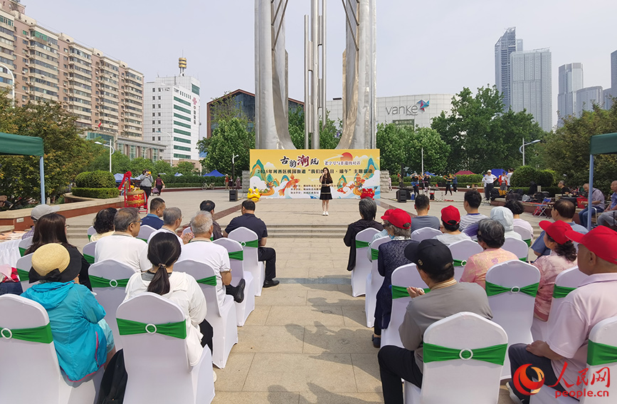 天津市河西区桃园街道开展“古韵潮玩·老字号与非遗的对话”主题活动。人民网记者 陶建摄