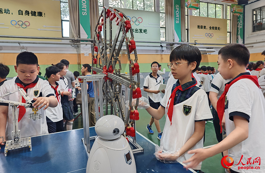 學生們觀察了解各類機器人。人民網記者 孫一凡攝