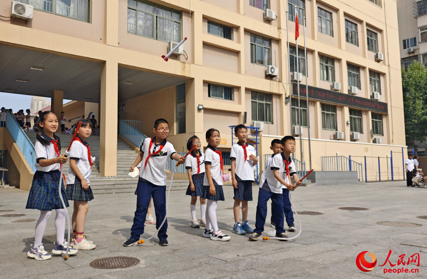 学生们“发射”自己制作的“喷气式火箭”。人民网记者 孙一凡摄