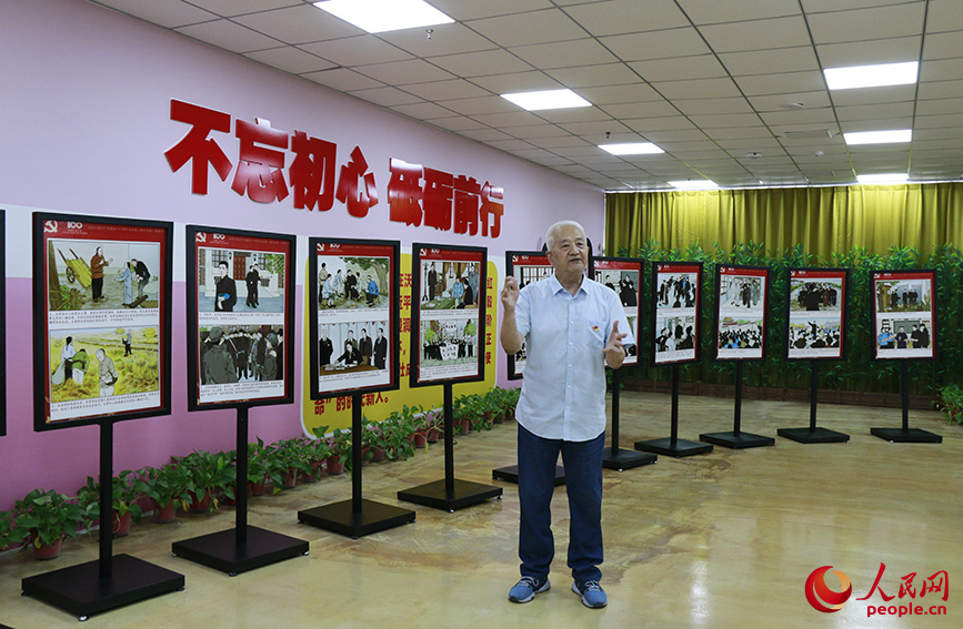 講解員講解《革命先驅安幸生》連環畫展。人民網記者 張靜淇攝