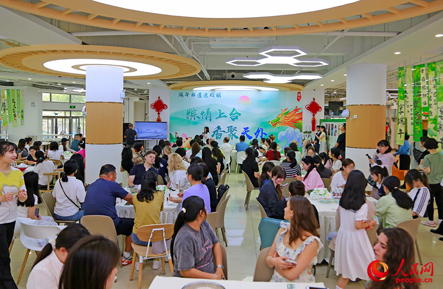 百余位中外師生參加“粽情上合，香聚天外”端午非遺進校園活動。人民網記者 崔新耀攝