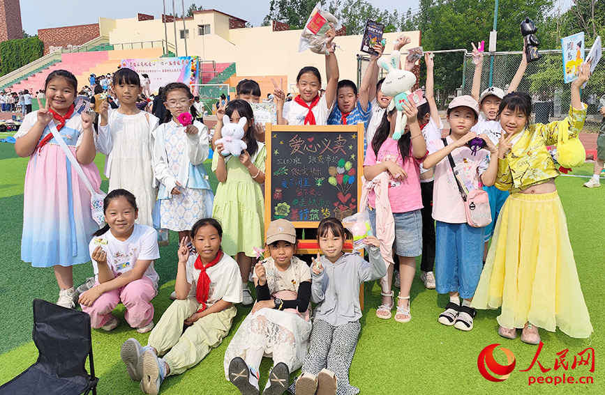 同學們在班級攤位前合影留念。人民網 郭維瑾攝