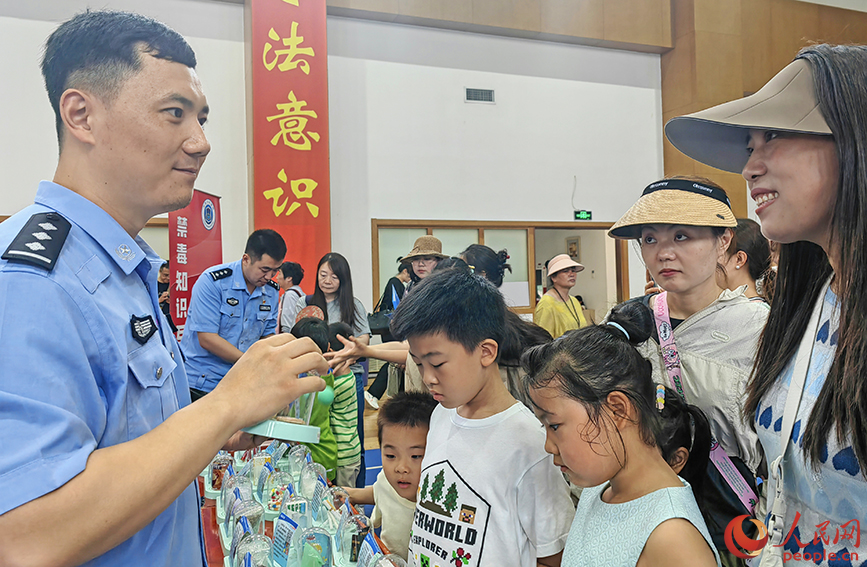 禁毒知识宣传。人民网记者 崔新耀摄