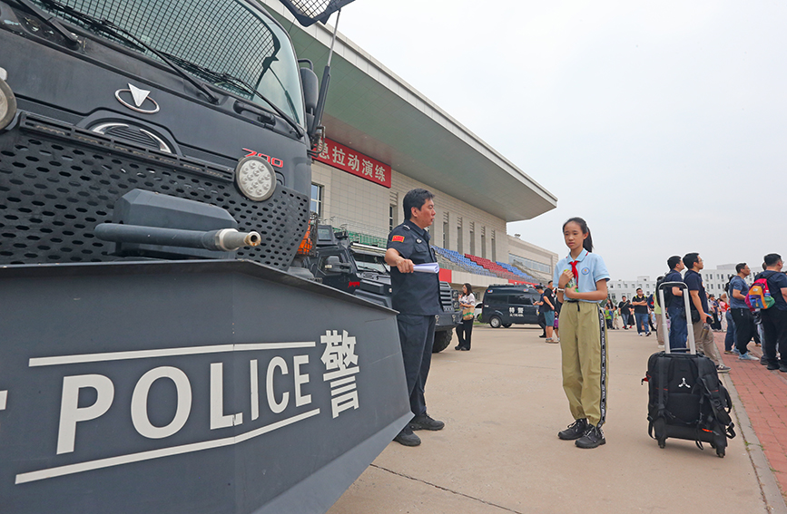 小朋友参观特警装甲车。天津公安供图