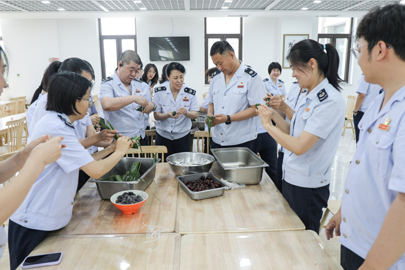 滨海新区税务局干部职工欢聚一堂包粽子迎端午。滨海新区税务局供图