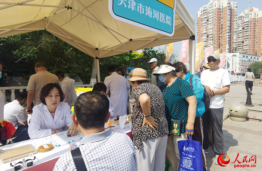医生现场解答群众健康疑问。人民网记者 陶建摄