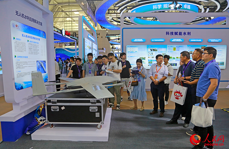 观众参观2025中国水博览会。人民网记者 崔新耀摄