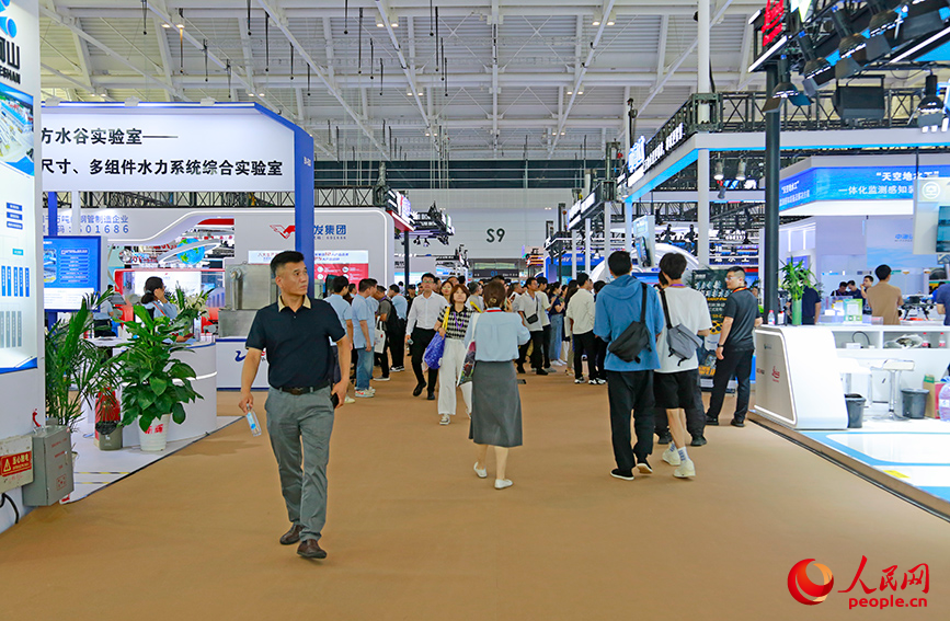 观众参观2025中国水博览会。人民网记者 崔新耀摄