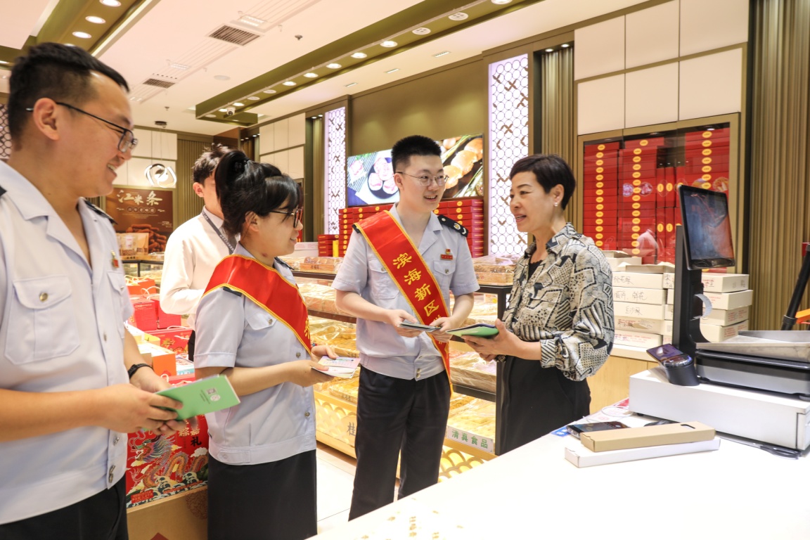 税务干部为商户讲解税费政策。滨海新区税务局供图