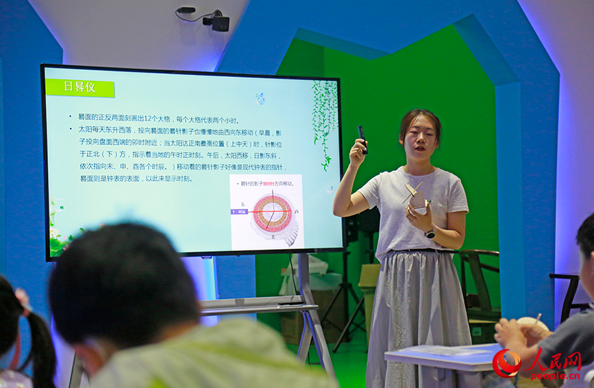 志愿者讲述日晷仪的奥秘。人民网记者 崔新耀摄