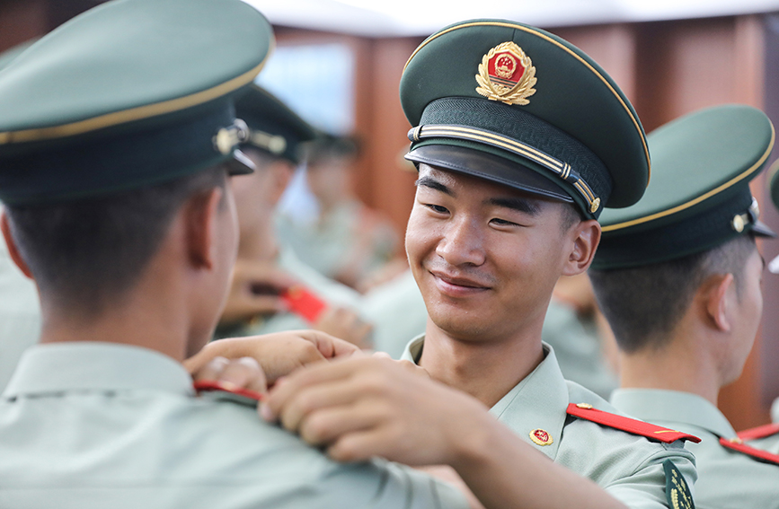 战友之间互带军衔。周旭升摄