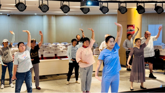 河西醫院現場教授對骨骼健康有益的八段錦動作。天津市河西區圖書館供圖