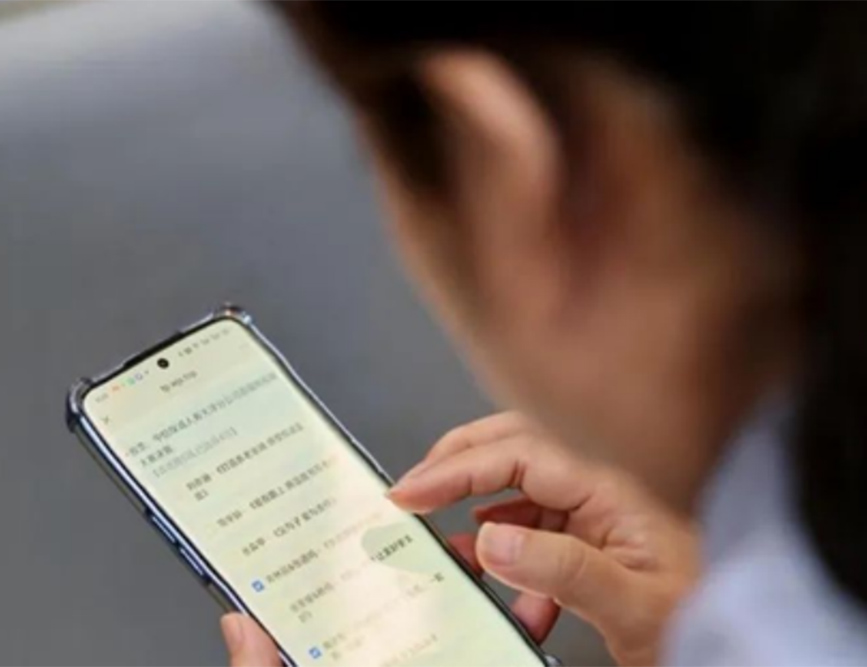 图为大赛现场职工为心仪的作品投票。中信保诚人寿天津分公司供图
