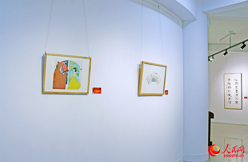 “墨韻無毒津鄉”藝術巡回畫展上的書畫作品。人民網實習生 齊冠翔攝