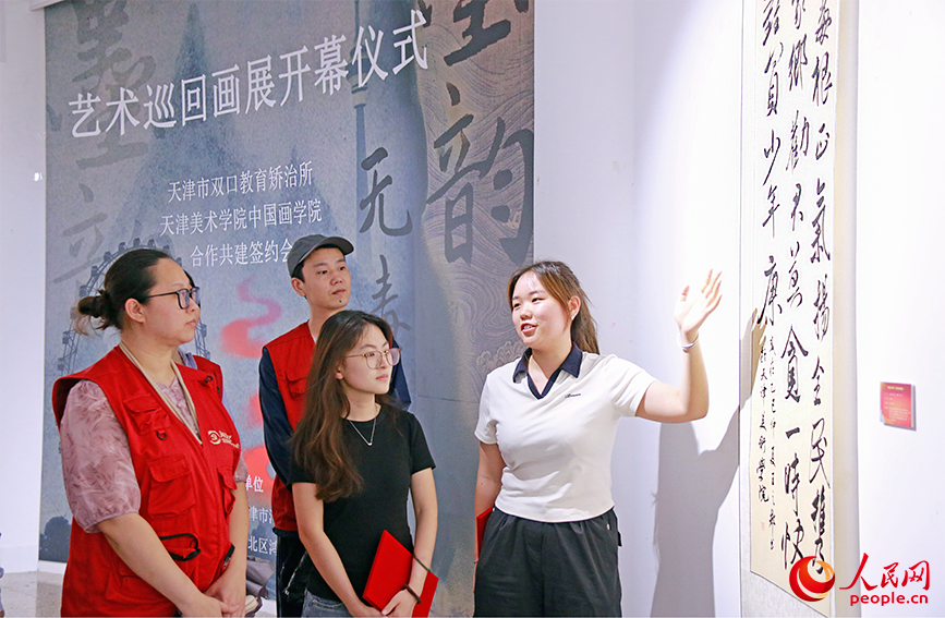 創作者化身講解員，講述作品的創作理念。人民網實習生 齊冠翔攝