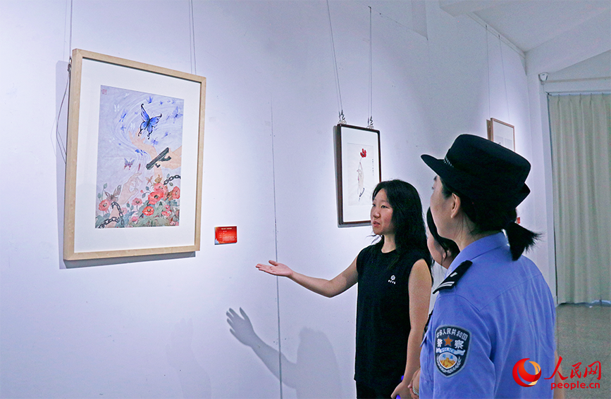 創作者化身講解員，講述作品的創作理念。人民網實習生 齊冠翔攝