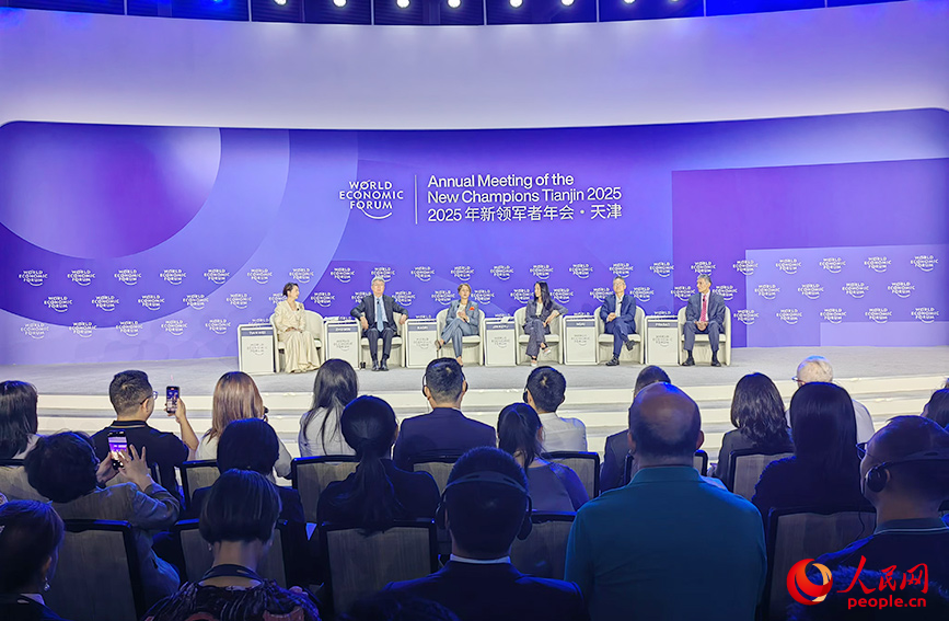 与会嘉宾在现场分享观点。人民网记者 崔新耀摄