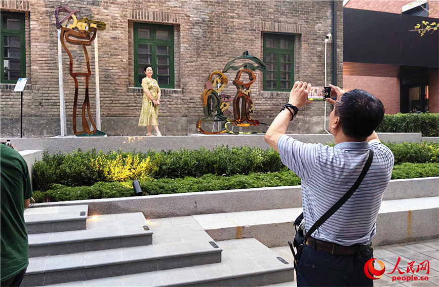 市民游客在天美艺术街区拍照留影。人民网记者 李丹摄