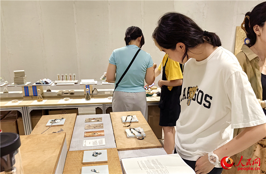 市民游客在选购文创产品。人民网记者 李丹摄