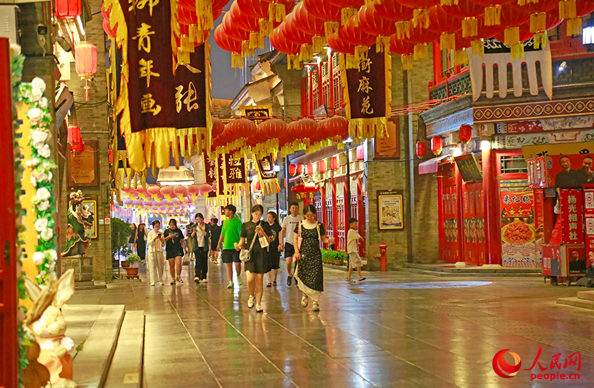 游客夜游古文化街，红灯笼高挂，灯火璀璨，夜景迷人。人民网记者 崔新耀摄