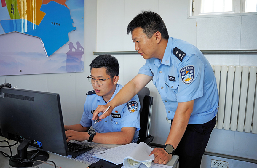 办案民警集中研判案件。天津市公安局宁河分局供图