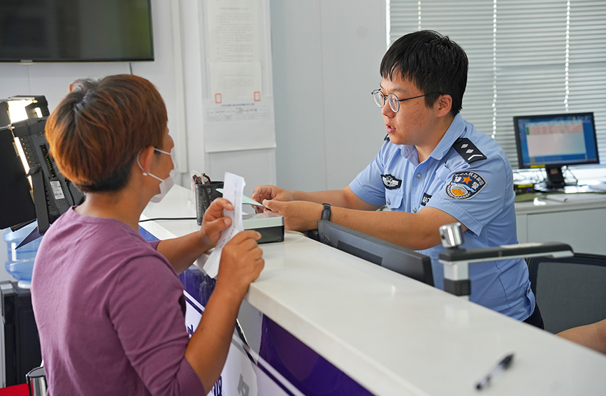 户籍窗口民警热情为群众办理业务。天津市公安局宁河分局供图