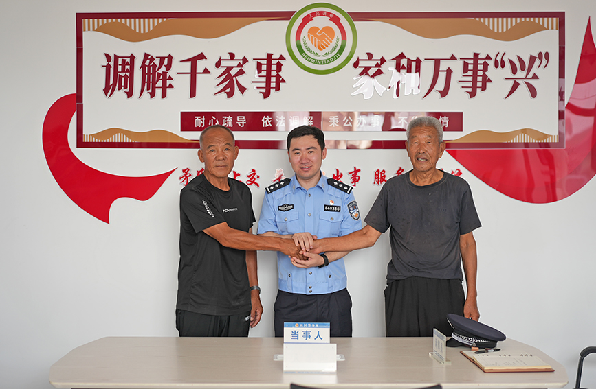 社区民警现场调处群众矛盾纠纷。天津市公安局宁河分局供图