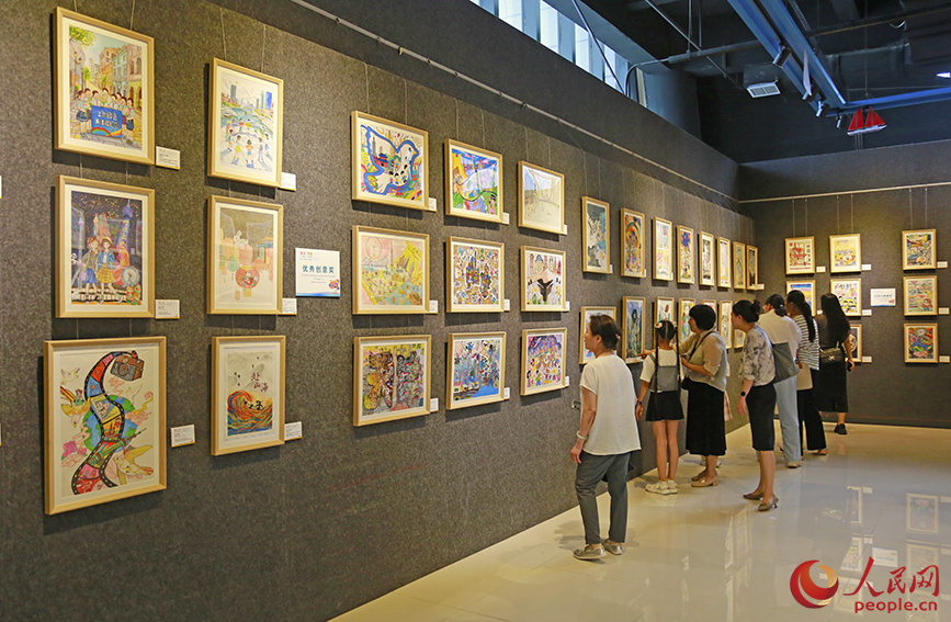 觀眾參觀“喜迎上合峰會 共繪津彩畫卷”優秀作品展。人民網記者 崔新耀攝