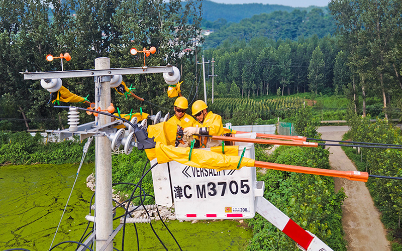 電力工人用汗水守護城市“清涼”
