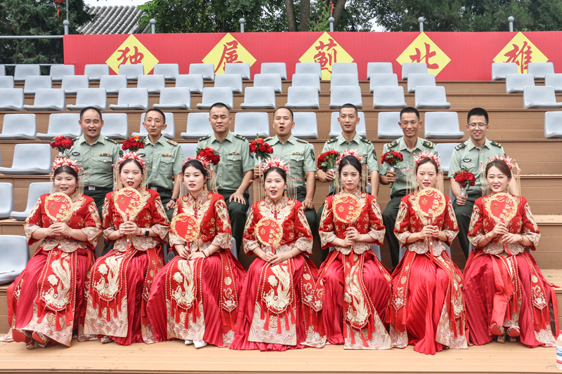 新人合影。王良攝