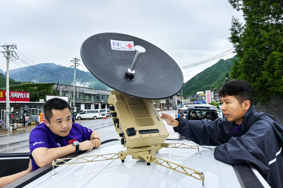 天津聯通工作人員緊急啟用衛星背包基站和應急通信車。天津聯通供圖