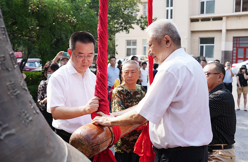 鸣钟仪式现场。李享摄