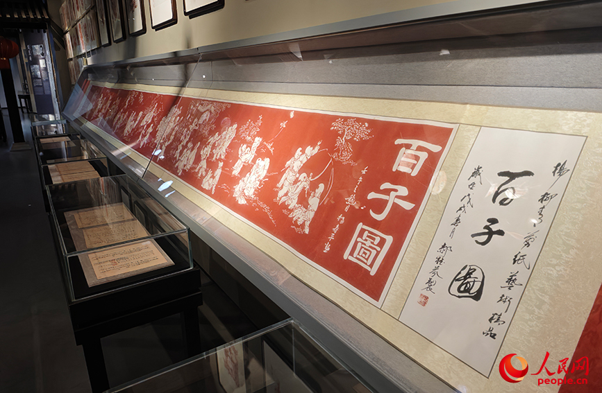 文化馆展示的杨柳青剪纸艺术作品——百子图。人民网记者 孙一凡摄