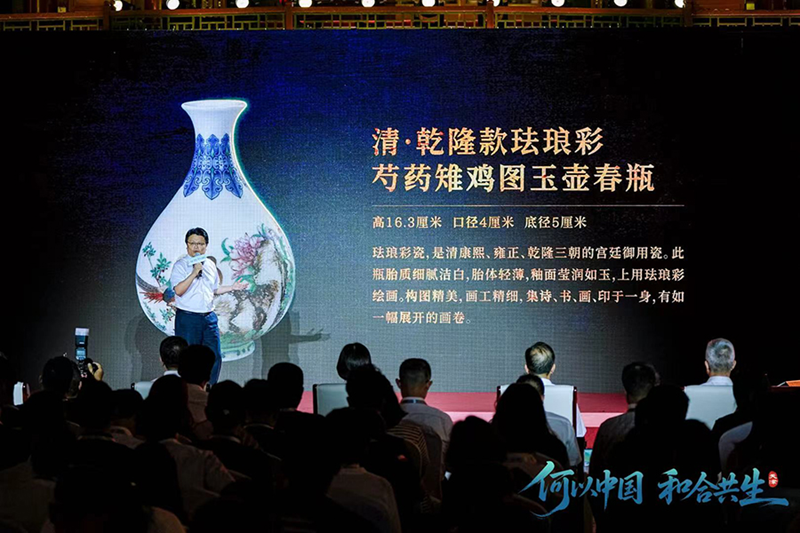 天津博物馆馆长姚旸向现场观众娓娓道来天津的文博故事。主办方供图