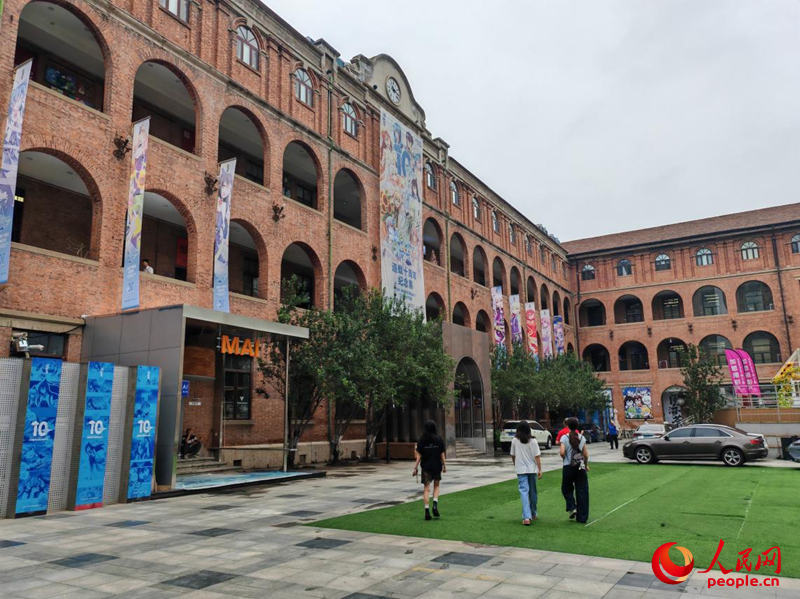 意風區的光明道24號曾是意大利兵營所在地，2023年9月，它以“NEX意巷——東疆之星·意風新經濟產業園”的新面貌開門迎客。這裡以文藝類、手作類的展出和活動為主。人民網記者 張靖攝