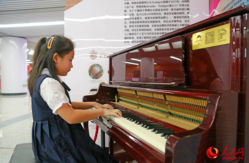 乘客在吳家窯地鐵站彈奏共享鋼琴。人民網記者 崔新耀攝