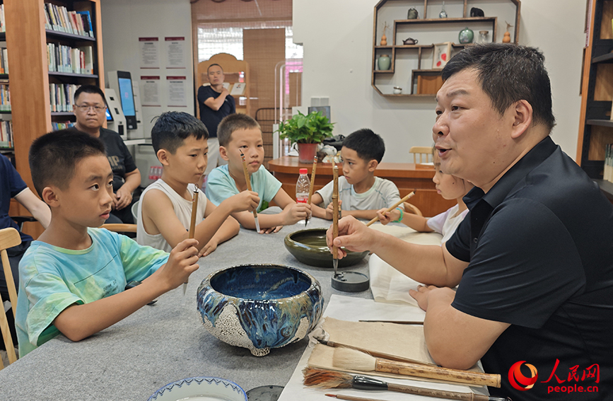 主讲老师教学生们执笔。人民网记者 孙一凡摄
