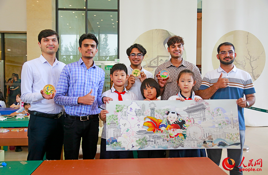 中外青少年展示繪制的“我心中的中國畫卷”。人民網記者 崔新耀攝