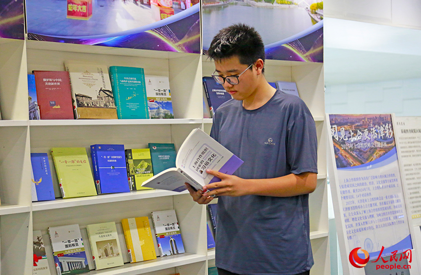 讀者在“閱見上合 更添‘津’彩”主題書展閱讀《上海合作組織國家的習俗文化》。人民網記者 崔新耀攝