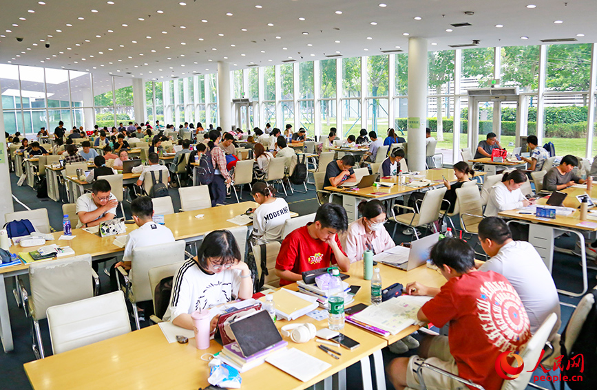 眾多讀者在天津圖書館自習室進行學習。人民網記者 崔新耀攝