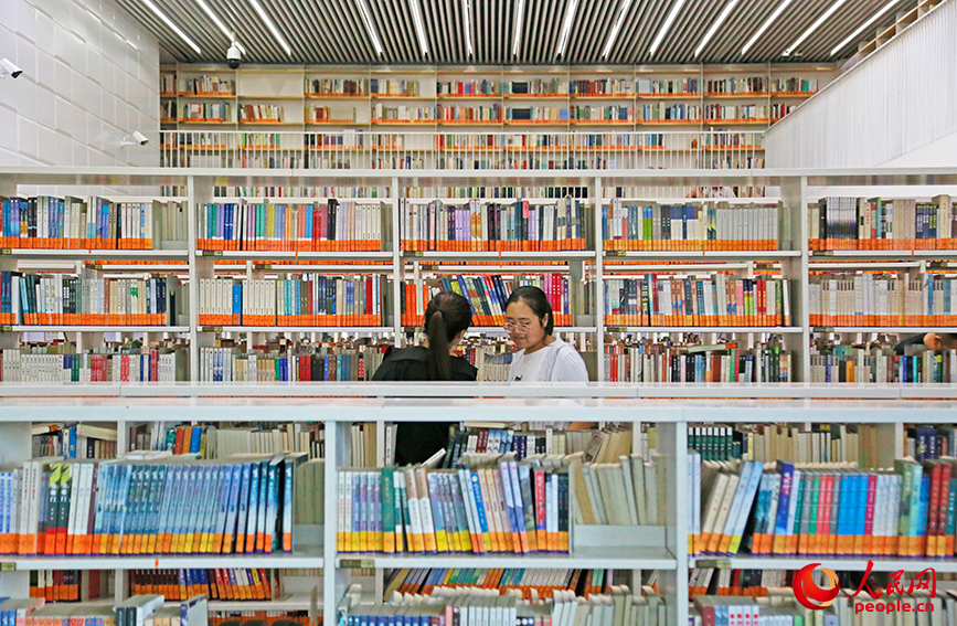 讀者在天津圖書館閱覽書籍。人民網記者 崔新耀攝