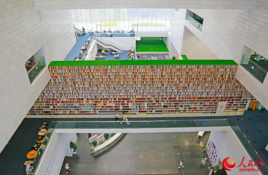 2025年暑期以來，天津圖書館日均接待讀者近萬人次，迎來年度入館高峰。人民網記者 崔新耀攝