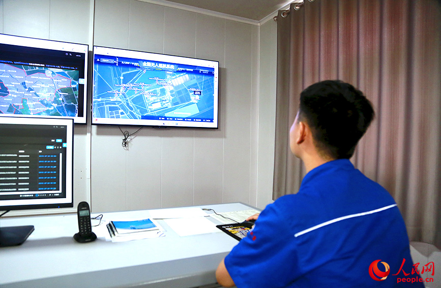 工作人員利用智慧鹽田管理平台實時採集關鍵數據。人民網記者 崔新耀攝