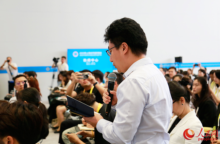 人民網記者在2025年上海合作組織峰會首場吹風會上提問。人民網記者 崔新耀攝