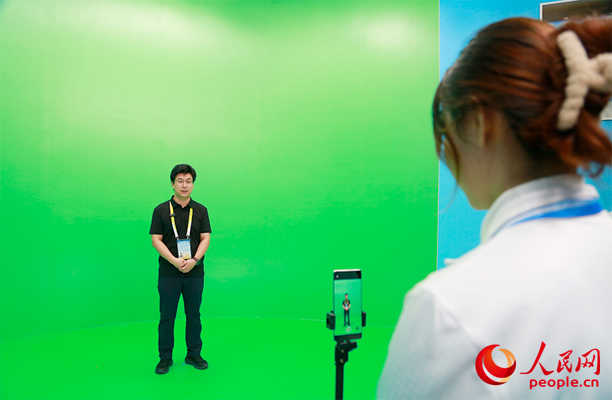 記者正使用人工智能技術，量身定制專屬數字人。人民網記者 崔新耀攝