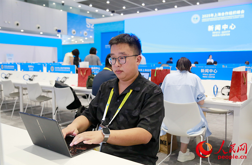 記者在新聞中心開展報道工作。人民網記者 崔新耀攝