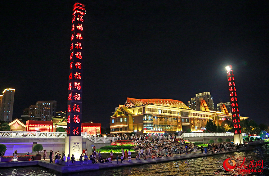 游客在天津古文化街亲水平台欣赏海河美景。人民网记者 崔新耀摄