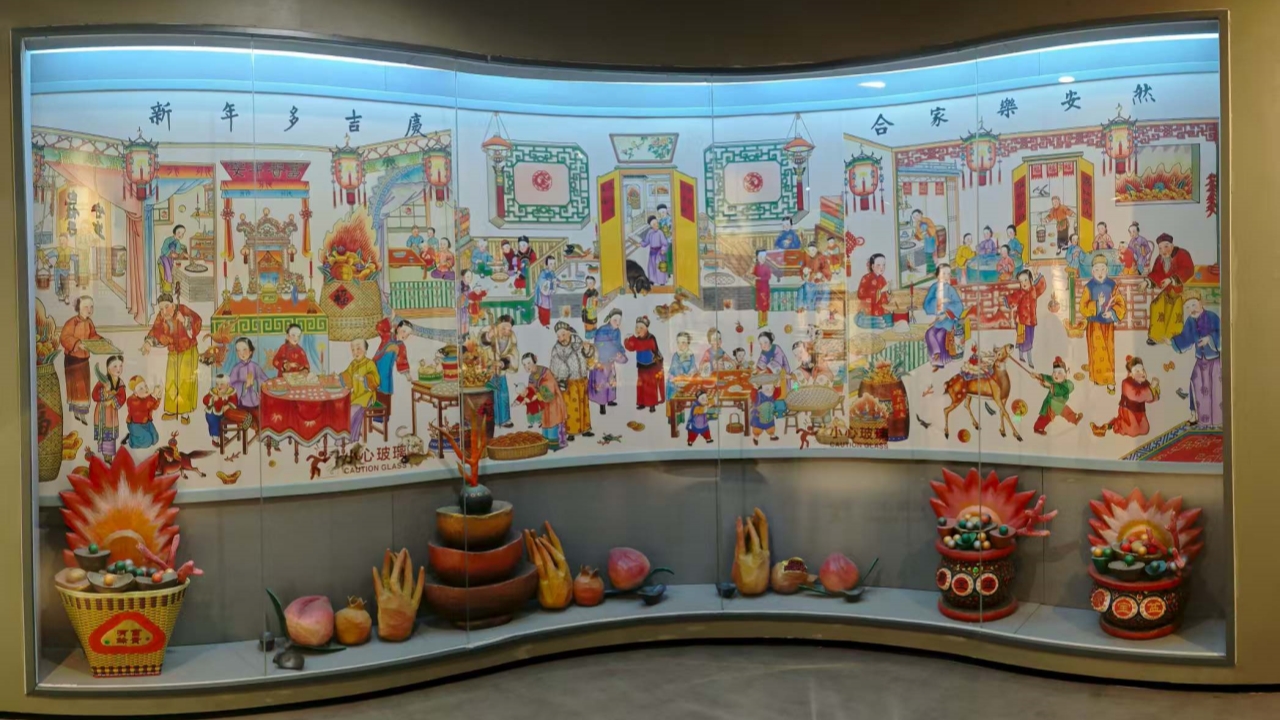 楊柳青民俗文化館展示的大幅新年節慶主題年畫。