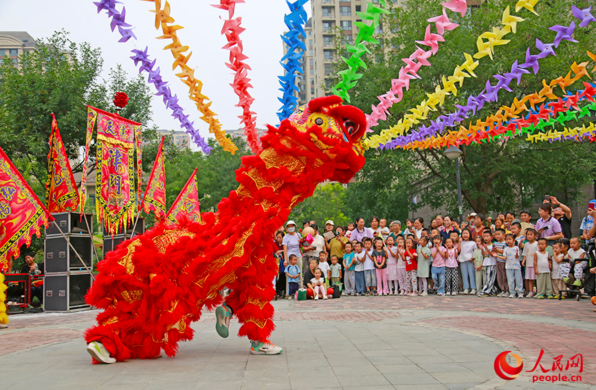 舞狮表演吸引众多市民驻足观看。人民网记者 崔新耀摄